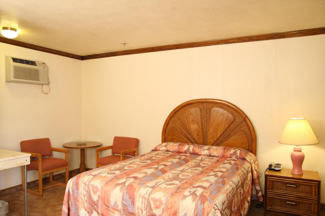 Country Inn Motel Dove Creek Экстерьер фото